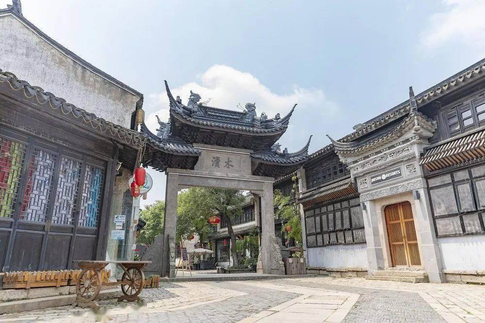 聚会豪饮3瓶酒，女子酒后眼出血，医生：过量饮酒会增加头颈部压